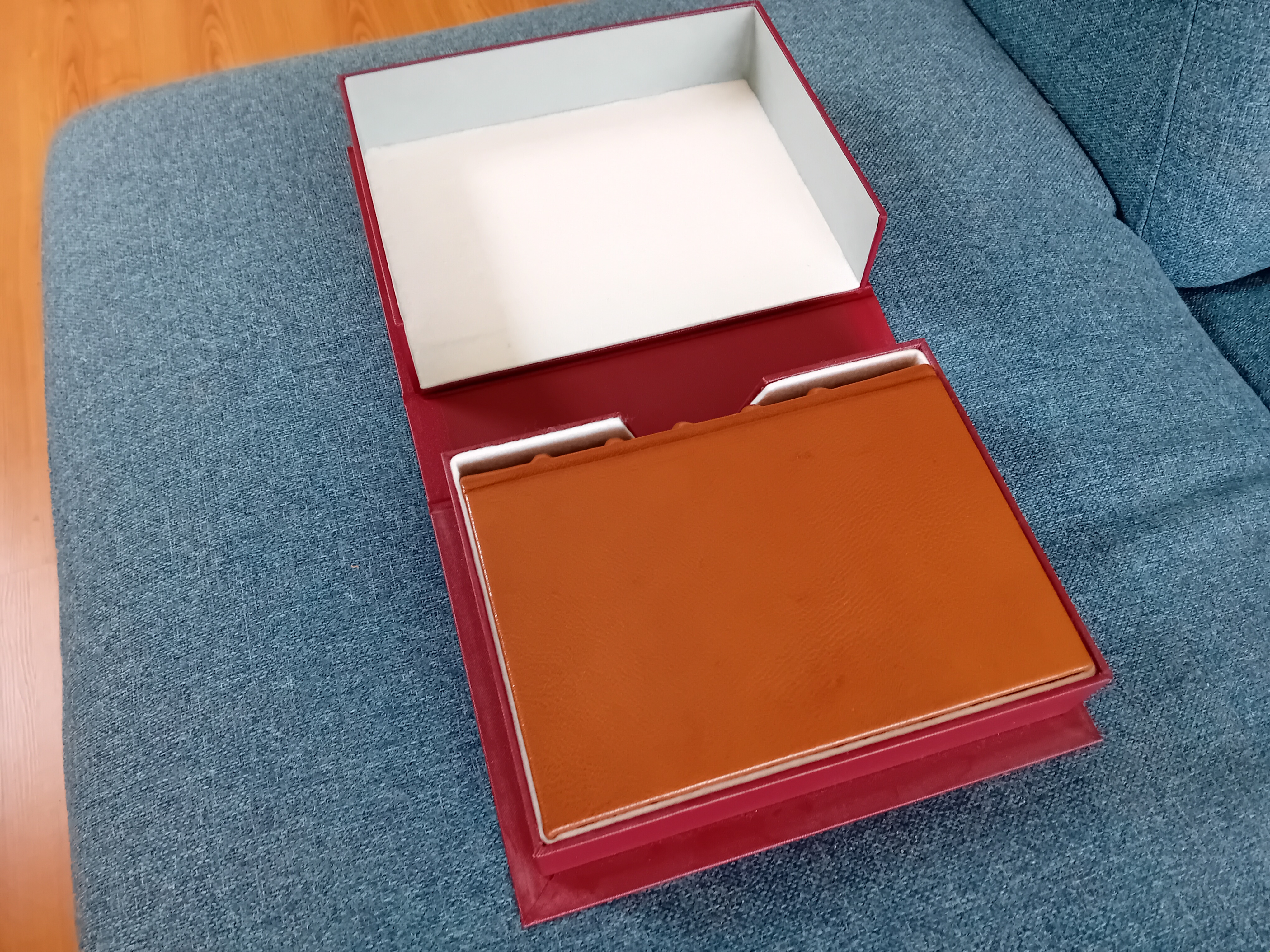 Dit boek is wat moderner en een luxe doos is hiervoor ook uitstekend geschikt